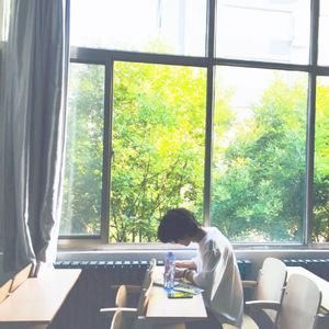 抱着欧洲美女大屁股狠狠操
